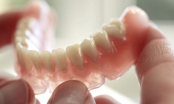 مقایسه دندان مصنوعی ثابت و متحرک | بهترین ایمپلنت شهرکرد